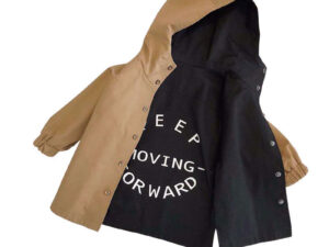 14324382010523 Boys wear coats on both sides in spring