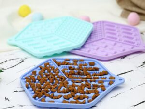 Pet feeding device dog lick pad